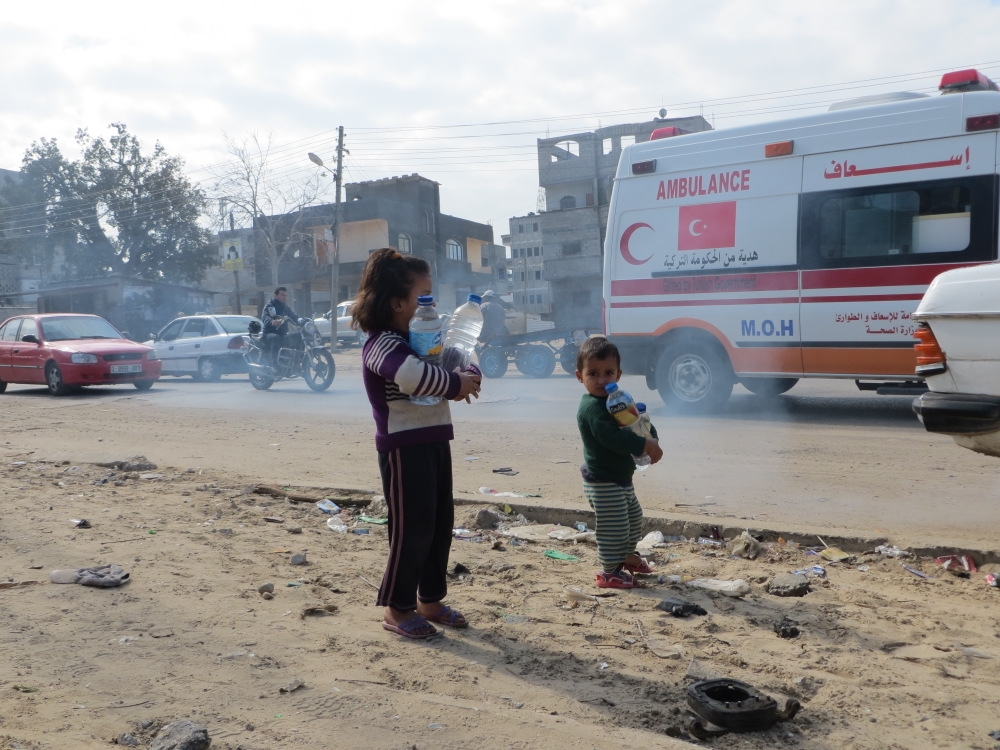 Children carrying water near Khan Yunis